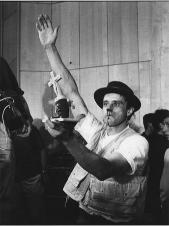 Joseph Beuys bei der Aktion Kukei, akopee-Nein! 1964 in Aachener Audimax. Heinrich Riebesehl 1964, private collection