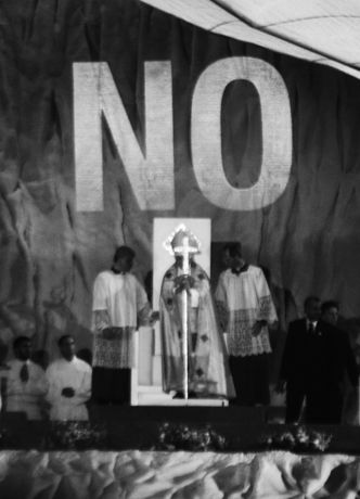  Santiago Sierra, NO (Pope), 2011, C-Print, Diasec, 250 x 180 cm