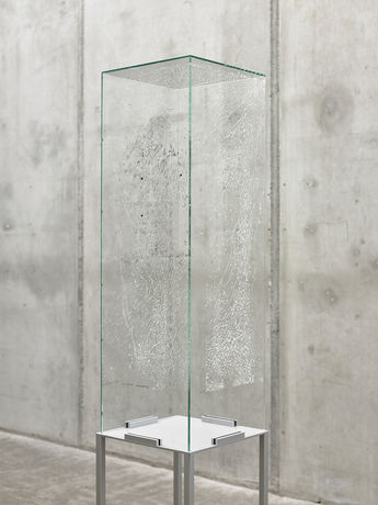 Dierk Schmidt, Untitled (spontaneous fracturing me to internal stress), 2016 Oil, felt tip pen on glass, steel pedestal 195 x 35 x 35 cm