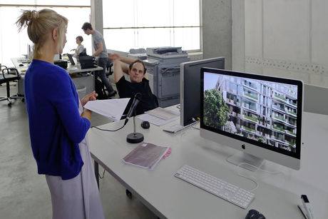 Arno Brandlhuber, real estate commercials on gallery computers, Sep 2012 (Photo: Alexander Koch)