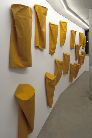 Franz Erhard Walther, 24 Gelbe Säulen / 24 Yellow Columns, 1982, sewn dyed cotton fabric (16 of 24 parts), dimensions vary by installation