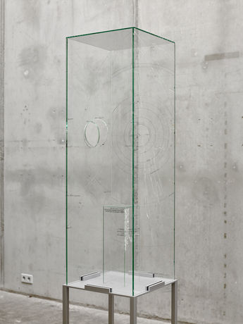 Dierk Schmidt, Untitled (l‘absence des objets), 2016 Oil, felt tip pen on machined glass, steel pedestal 195 x 35 x 35 cm