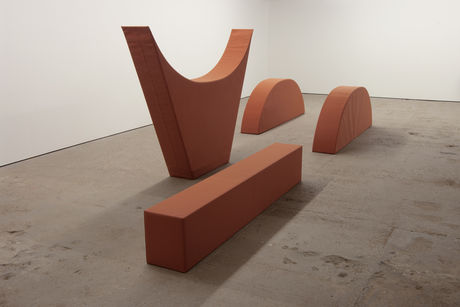 Franz Erhard Walther, Vier Formen ZIEGELTON / Four Shapes BRICK TONE, 2008, sewn dyed cotton fabric, foam, nettle cloth (4 parts), dimensions vary by installation