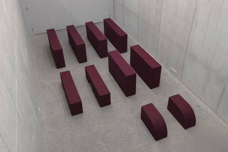 Franz Erhard Walther, Körperformen WEINROT / Body Shapes BORDEAUX RED, 2013, sewn dyed cotton fabric, foam, nettle cloth (10 parts), dimensions vary by installation