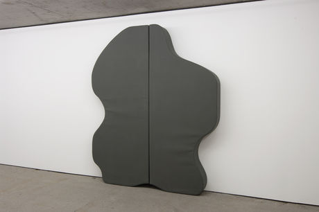Franz Erhard Walther, Körperformen DUNKELGRAU / Body Shapes DARK GREY, 2006, sewn dyed cotton fabric, foam, nettle cloth (2 parts), dimensions vary by installation