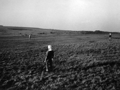 Franz Erhard Walther, Drei Kappen an Pflöcken, 1970, cords, tarpaulin, iron, photo