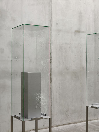 Dierk Schmidt, Untitled, 2016 Oil, felt tip pen on glass, lacquer on MDF, steel pedestal 186 x 32 x 32 cm