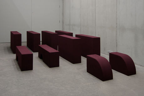 Franz Erhard Walther, Körperformen WEINROT / Body Shapes BORDEAUX RED, 2013, sewn dyed cotton fabric, foam, nettle cloth (10 parts), dimensions vary by installation